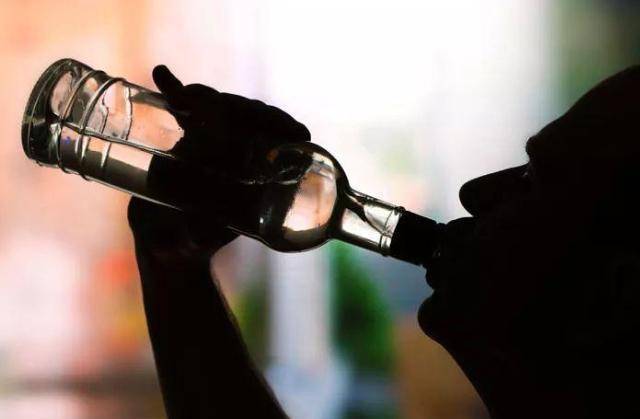 原创瘾君子张政一顿酒自己喝7斤剩下8个朋友因酒精中毒去世