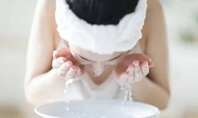 面膜纸牛奶洗脸方法