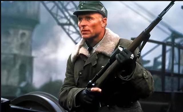 德军上校,德国最著名的狙击兵学校校长,手持mauserkar98k狙击步枪,可