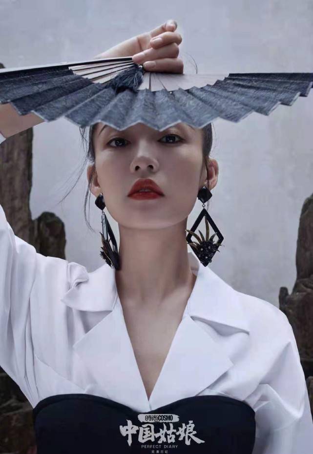 原创李沁国风大片美到上热搜穿露背红裙戴金钗美艳四射身材更极品