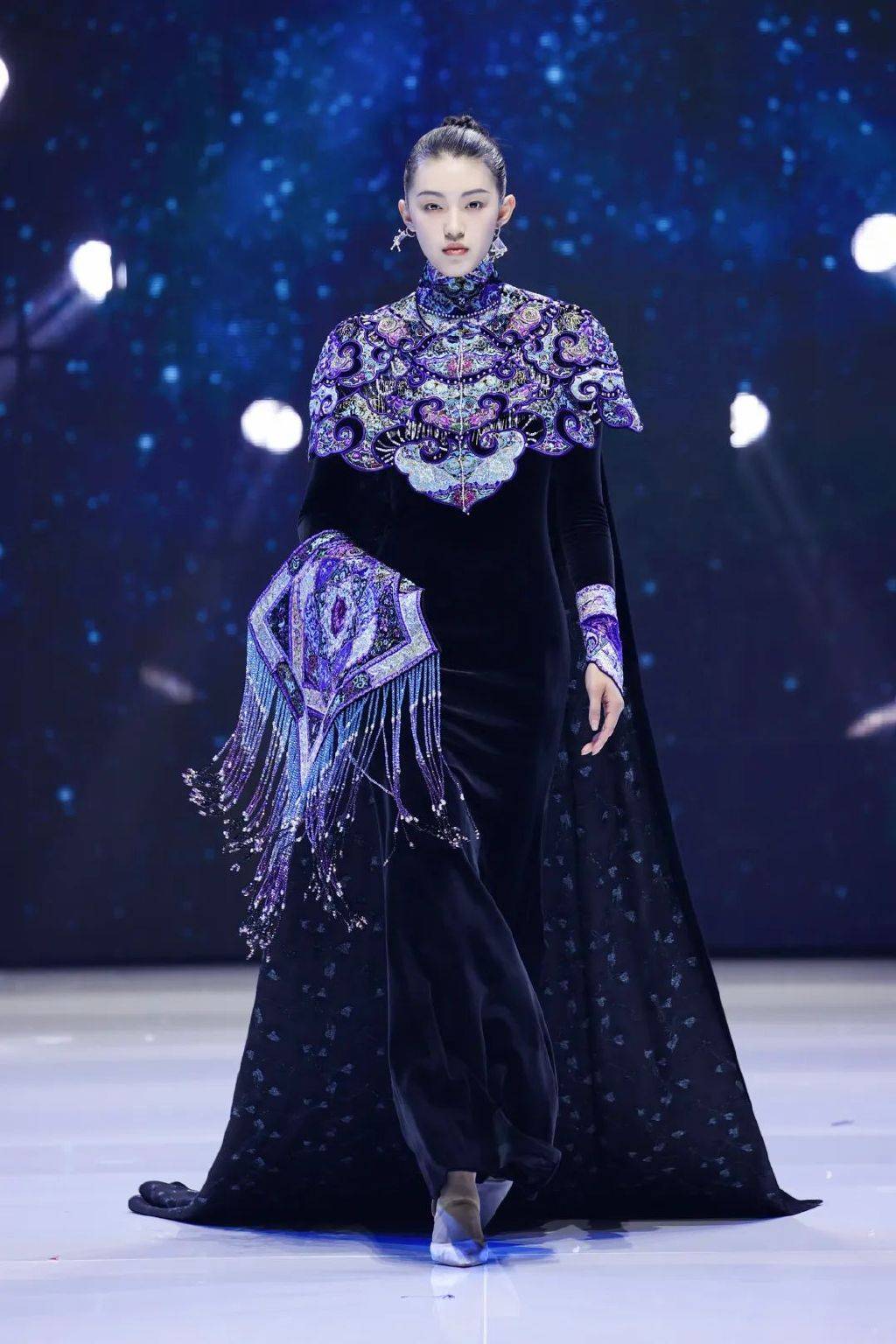 本季以"赋"为主题,深入挖掘中国美学,非遗创新,国潮跨界,绿色可持续