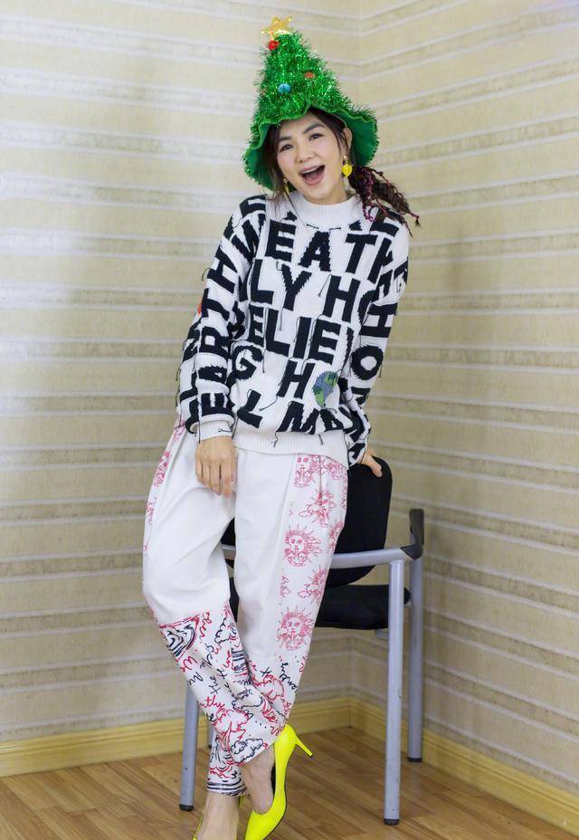 原创ella把女人味玩绝了穿深v不够还露出内搭搁以前想都不敢想