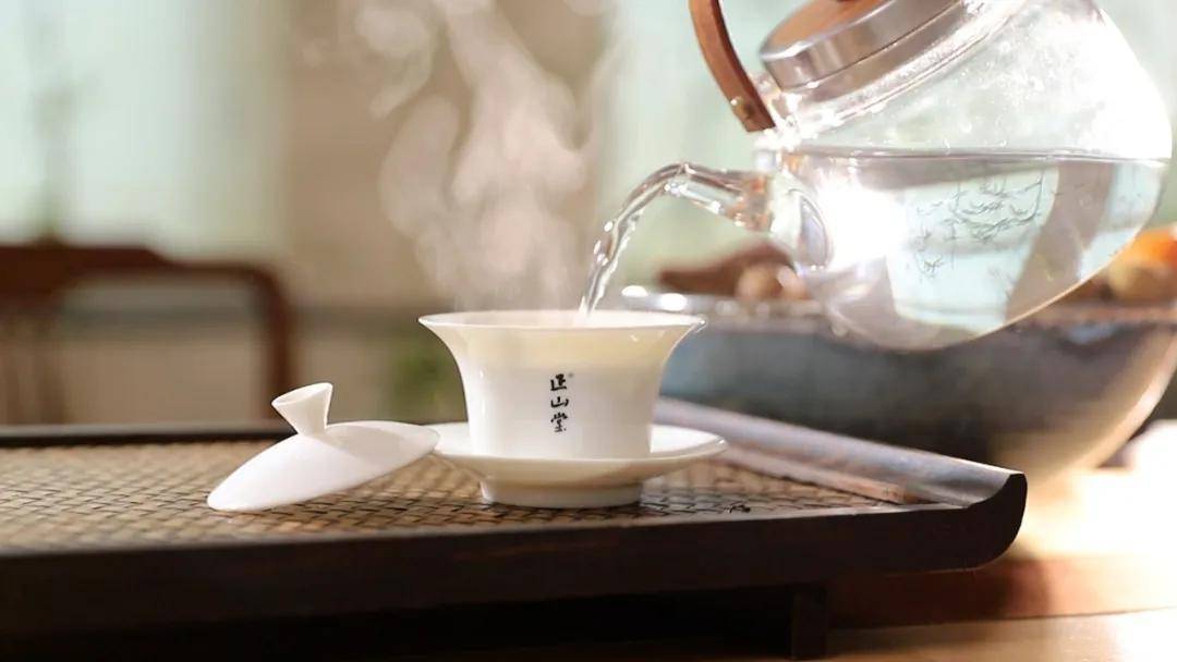 你和茶艺师泡茶的区别,可能就藏在这四个细节里_茶叶店_水温_茶具