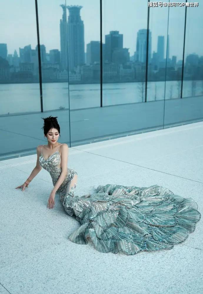 原创璀璨星光绝美身姿名模蒋丽莎半透鱼美人长裙惊艳时装周