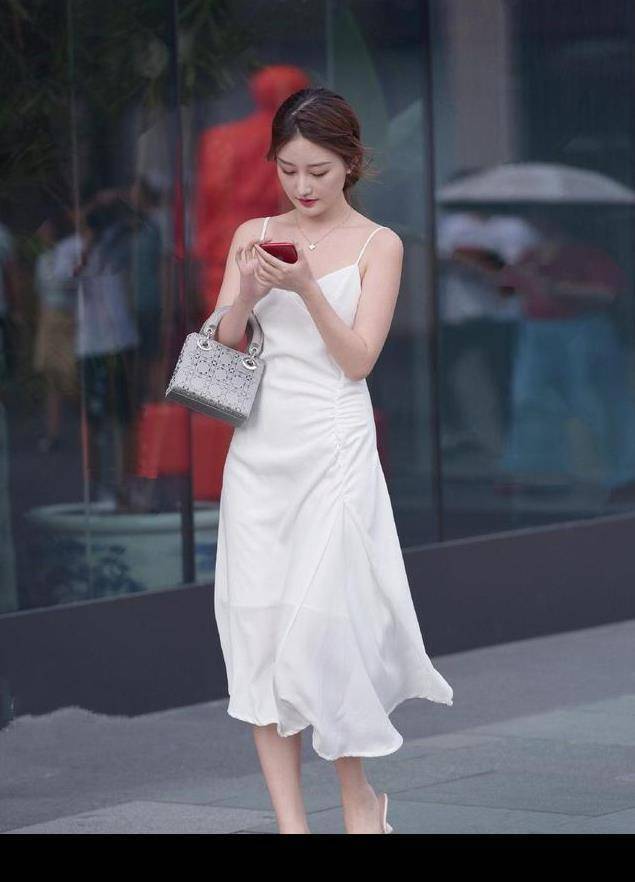 纤细的小腿露出来,所以太长走路也是累赘,裙子太短又失去a字裙的风格