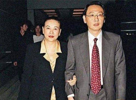 原创他卖窗帘赚5亿娶女明星建豪宅56岁去世给儿子留几百套房