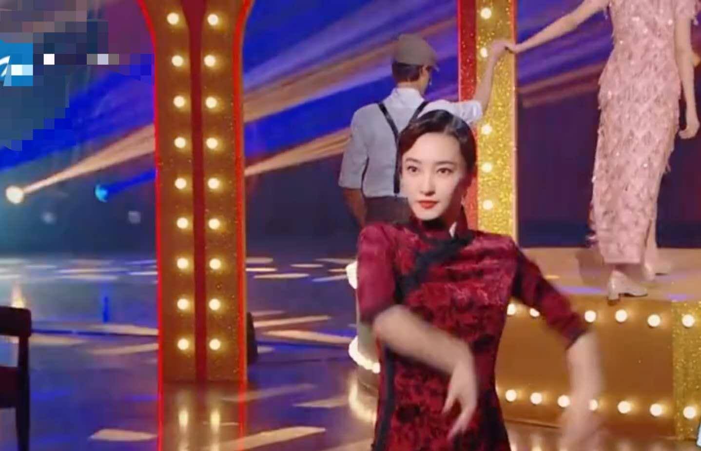 可以看到baby与王丽坤还有关晓彤三人穿着精致的旗袍,梳着复古的发型