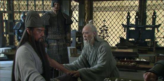 这时候魏国大将庞德出战,用毒箭射伤了关羽的胳膊,但是庞德也被斩了.