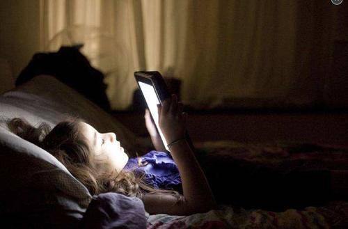 成都明日制药告诉您睡前玩手机有多伤眼