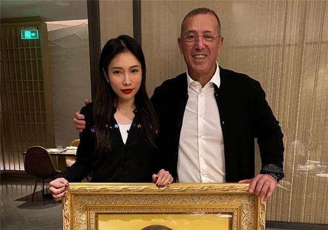 86年美女,卖画挣1250万,比冷军还多520万,年纪轻轻为啥这么牛_米巧铭