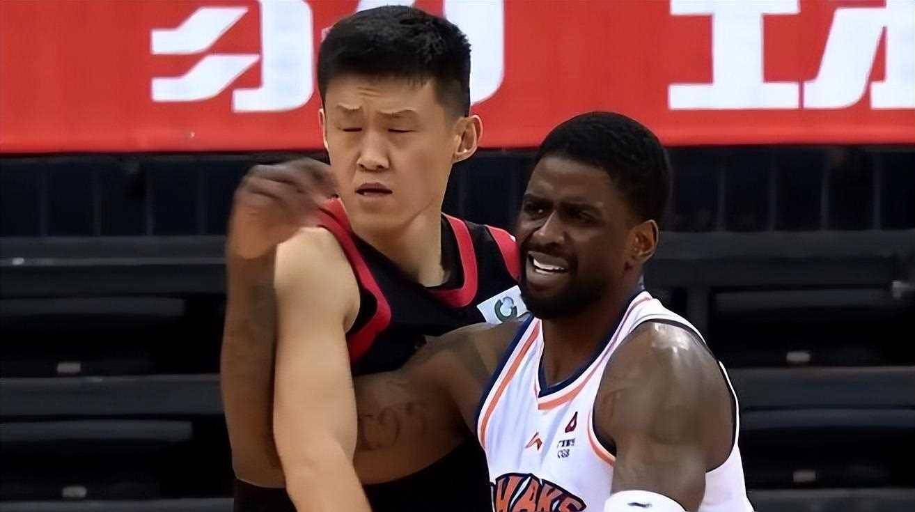 原创王哲林轮休上海队下棋对上深圳队放水避开广东男篮