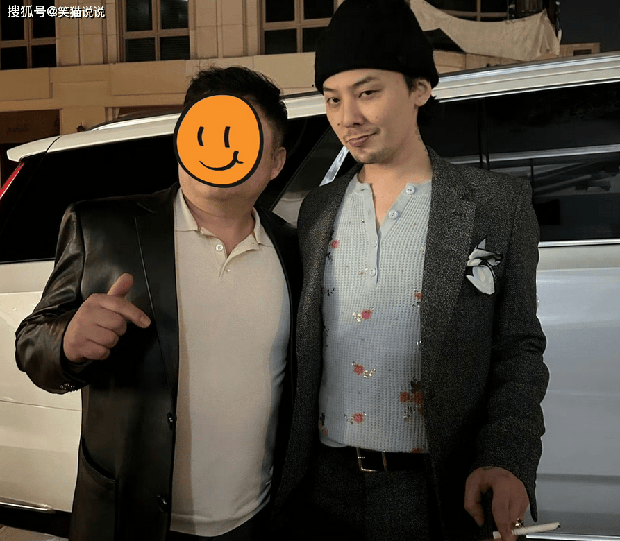 网友街头偶遇权志龙与粉丝合照秀搞怪表情戴帽蓄胡很有文艺范