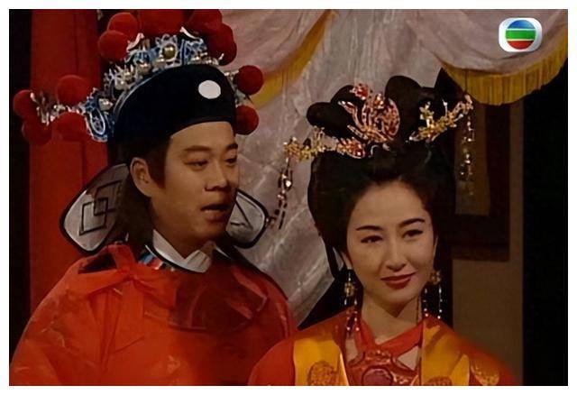 张家辉老婆关咏荷近日复出拍广告,保养得当,仍有年龄感_经典_欧阳震华