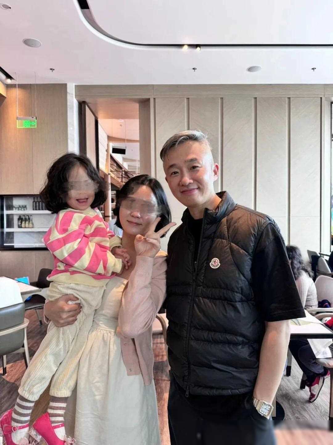 程雷喝下午茶被偶遇,52岁仍帅气养俩儿子还房贷