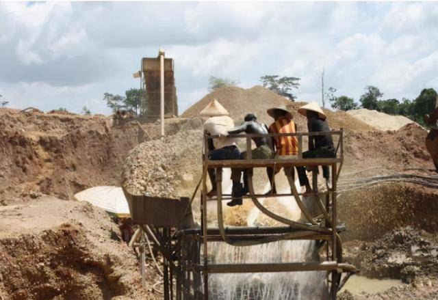 广西"上林帮"非洲淘金记,为钱殊死搏斗,常备200克金子为保命