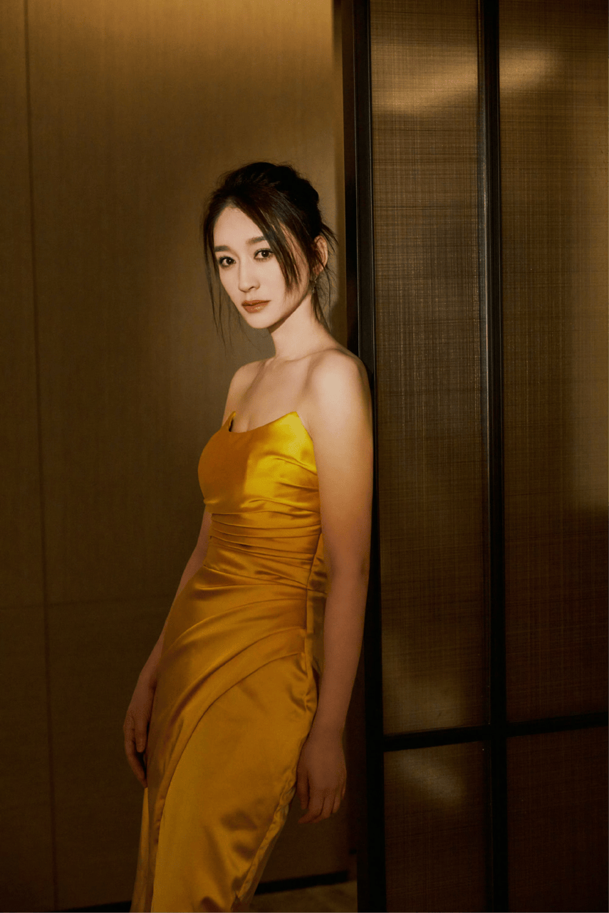 李小冉携富豪老公现身酒会!她穿衬衫嫩如学生,大6岁的他像爸爸