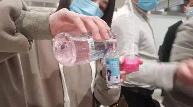 08年南航空袭事件:空姐仅凭嗅觉,生死边缘拉回170名乘客_女子_架飞机