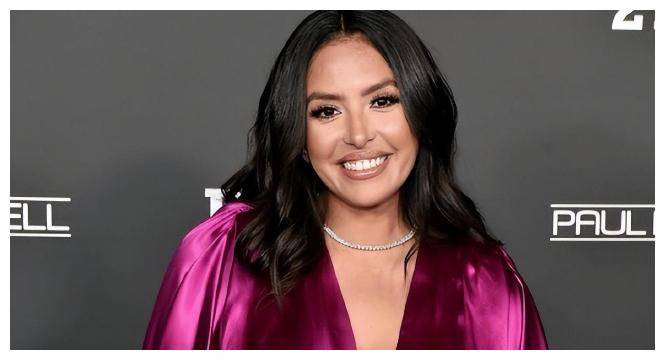 现身香港晒照科比去世后瓦妮莎首次中国行身材傲人贵气十足