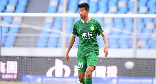 许多球迷赞扬国安将柏杨视为掌控比赛节奏的关键人物,高度评价他的