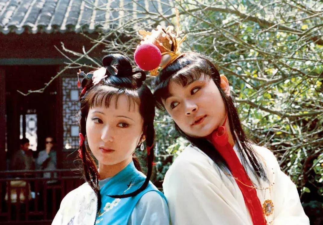 主持人问:红楼梦美女那么多,王导你"近水楼台先得月"了吗?