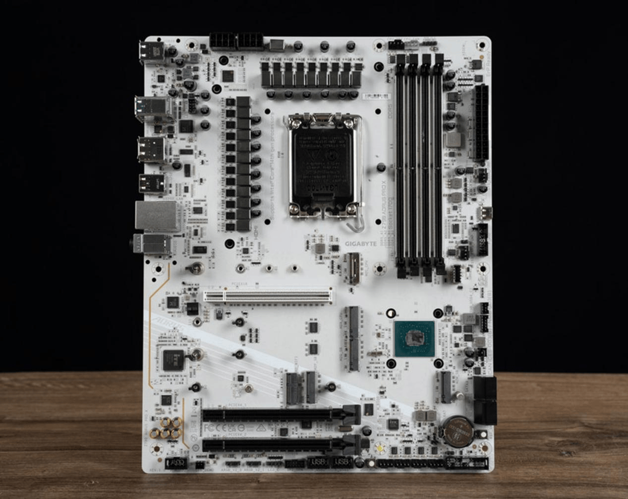 原创好马配好鞍技嘉z790冰雕x主板搭配i914900k测试