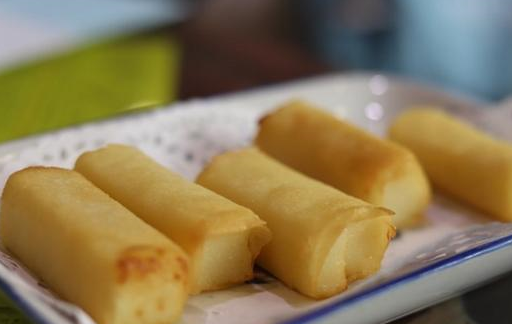 也是外脆里嫩.煎饺子,他们用番茄酱,我平时用酱油.