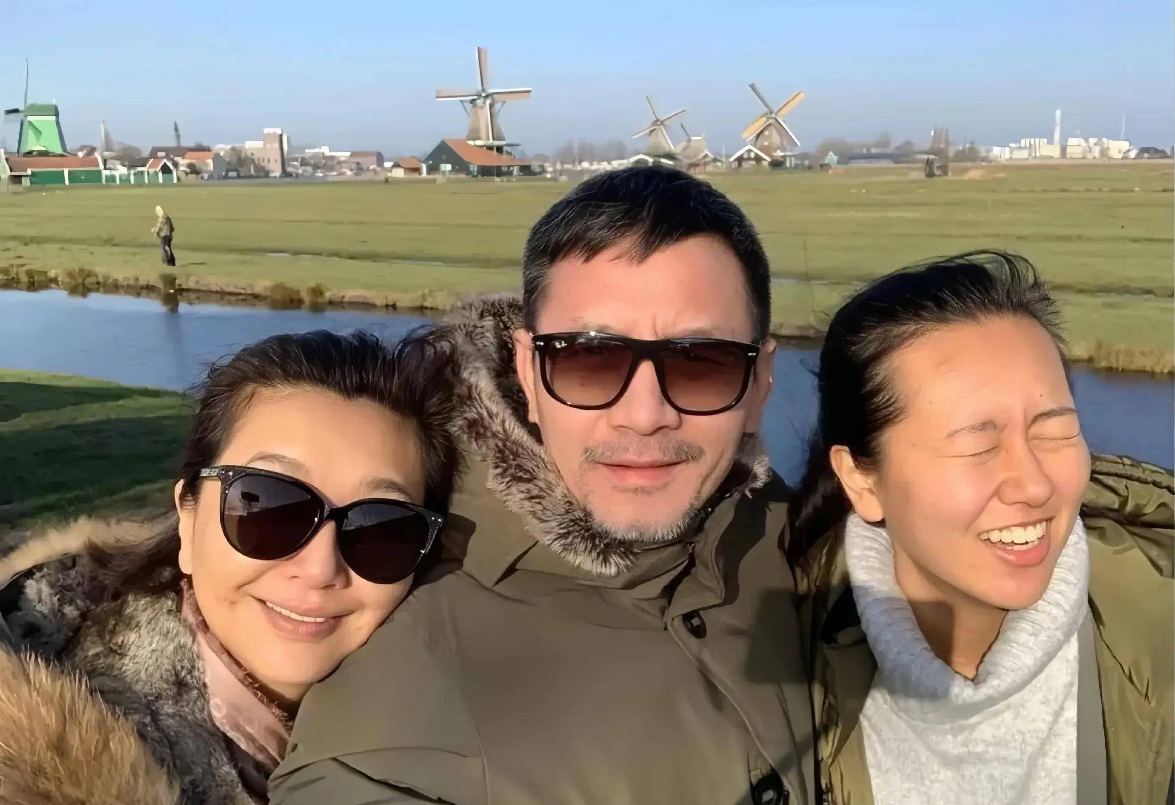 他在31岁的时候,遇到了何晴,而此时他与第二任女子张晞还没有分手.