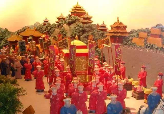 原创为什么总是丑男配美女清代还真的有这么一件上错