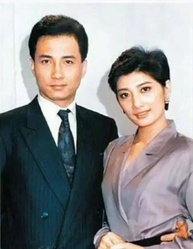 1985年,22岁的刘玉璞选择在事业巅峰之际,嫁给张建中.