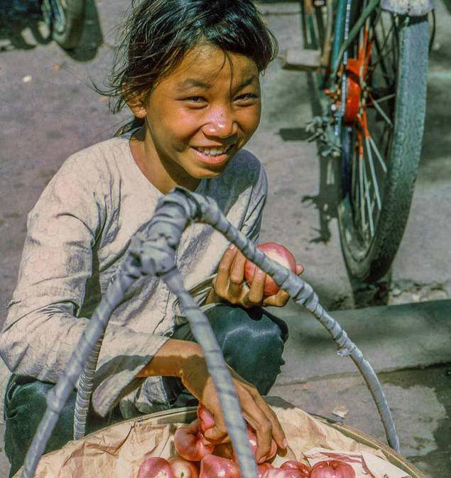 卖莲雾的女孩朴实纯真,图6是儿童难民_照片_生活_战争