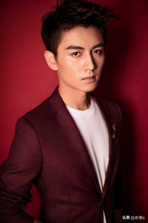 毕业后,陈晓就签约了华谊,第一部戏《孔子》虽然没什么火花,但是同年