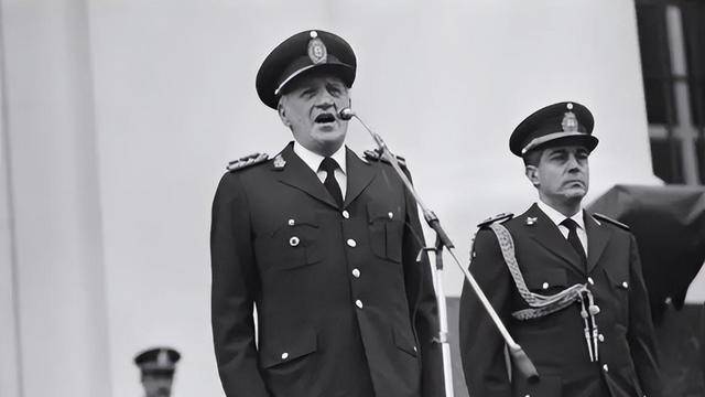 加尔铁里政府焦头烂额,国内罢工游行越来越多,军政府眼看就要倒台.