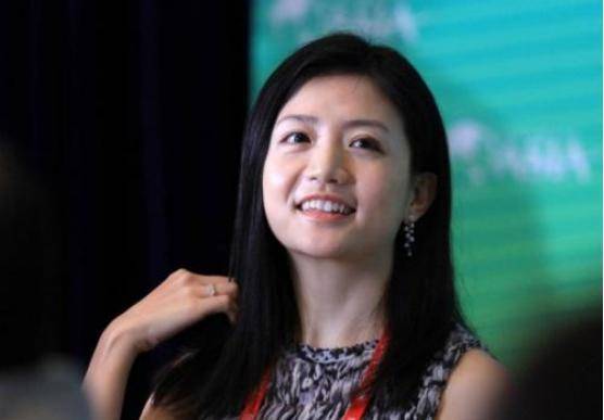 23岁因为表现出众,被父亲派到龙光集团成为非执行董事,不得不说,就算