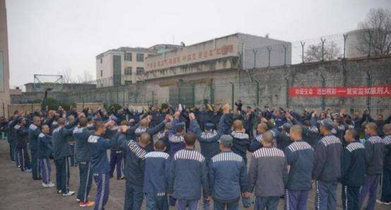 原创山西贼王王彦青带11名狱友挖地道越狱逃亡路上还英雄救美