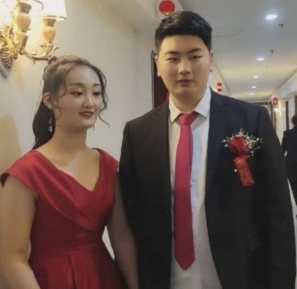 大衣哥有两个孩子,因为已经表演了很长时间,但大衣姐却忘了管教.