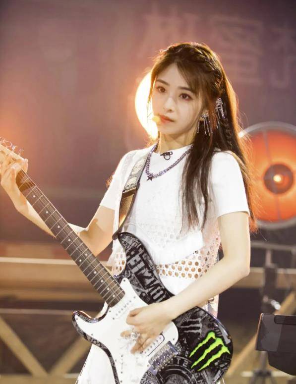 原创33岁张含韵的家居日常火了爱健身爱花草那叫一个精致晒晒