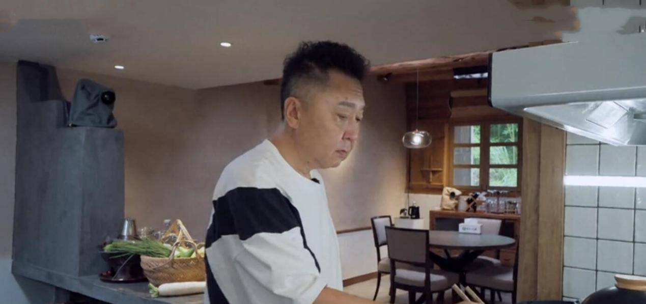 原创于谦才是相声界富豪这次带老婆入住农家小院一门心思聚会喝酒