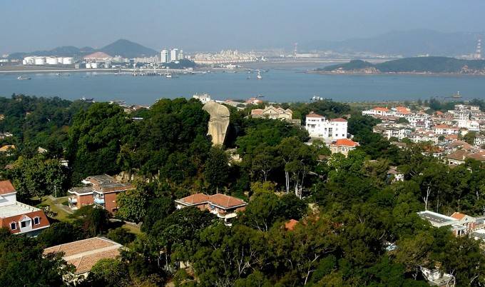 日光岩→琴园→港仔后海滨浴场→菽庄花园→钢琴博物馆鼓浪屿岛上气候