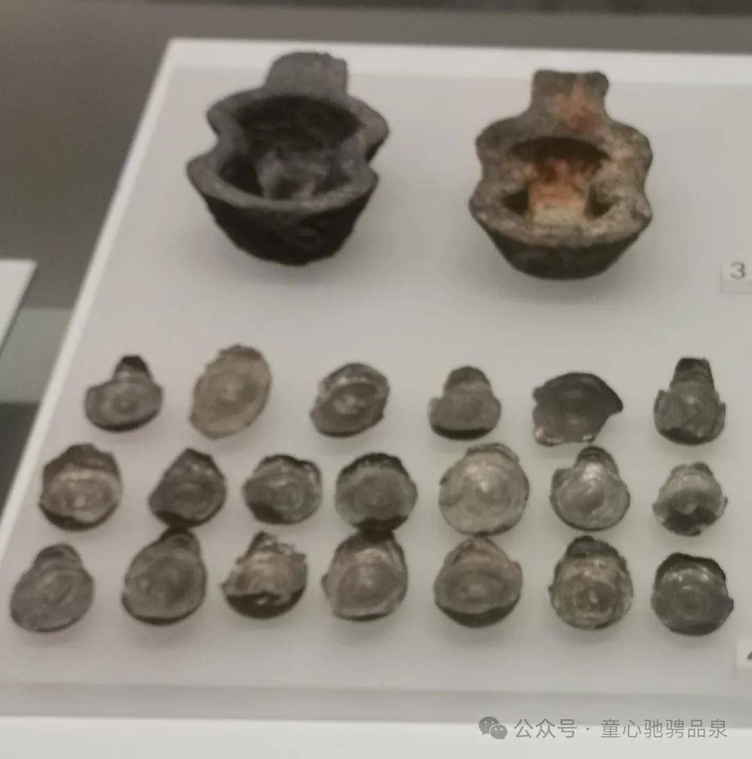 银锭与制作银锭的模具.