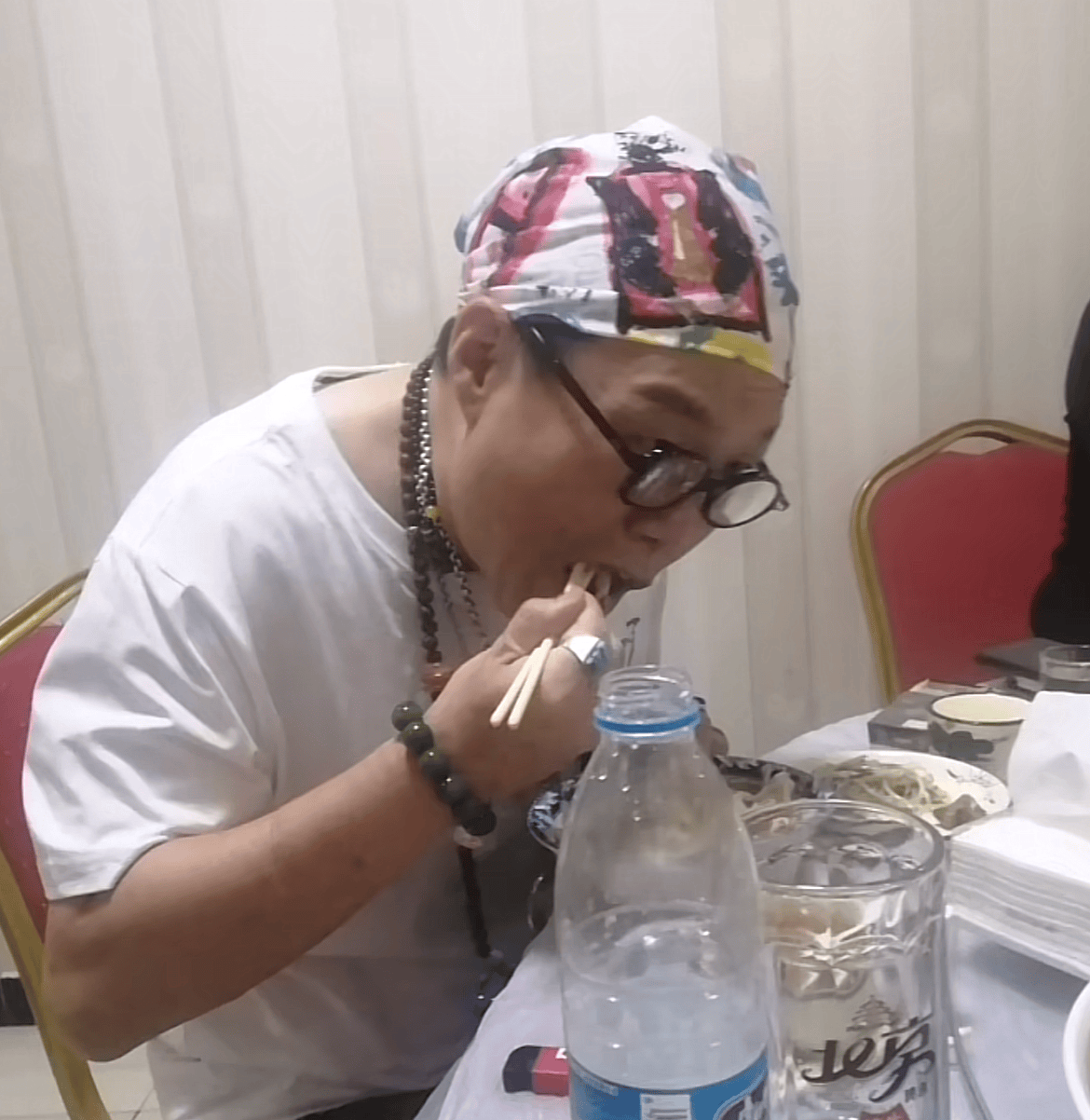 原创笑翻了北京老炮儿头巾哥去世常常喝酒不节制调侃话语一语成谶
