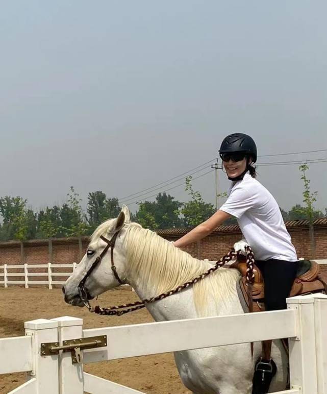 谷爱凌骑马造型大爆火穿紧身背心露6块腹肌成最帅花木兰