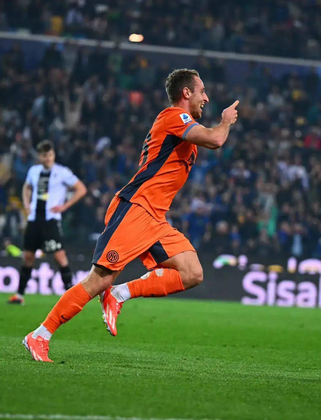 1-2!2-1!足坛疯狂一夜:c罗染红,沙特豪门33连胜,国米绝杀!