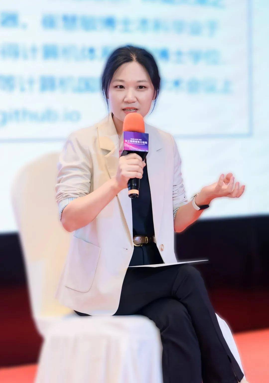 于清华大学计算机系,并于中科院计算所获得计算机体系结构博士学位