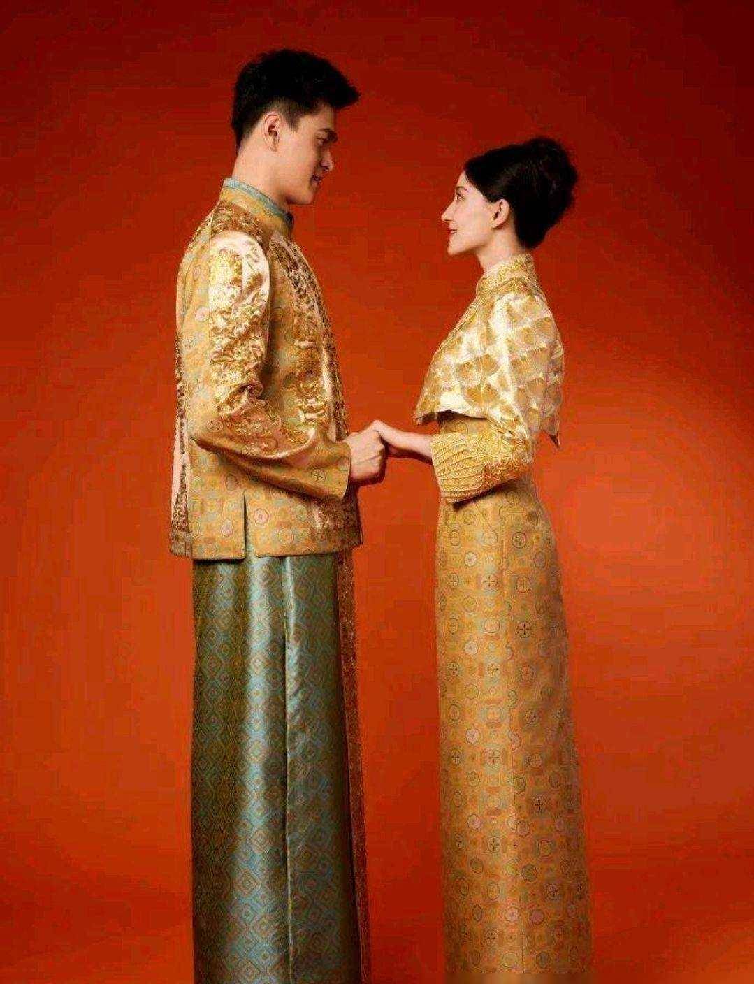 原创孙杨夫妇秀恩爱金色礼服深情对视1米98巨人与娇妻如小鸟依