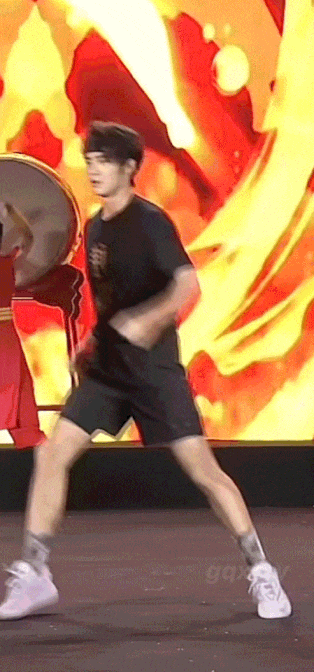 于适走戛纳粉毯太超前过去那么硬原来也是个隐藏版的显眼包