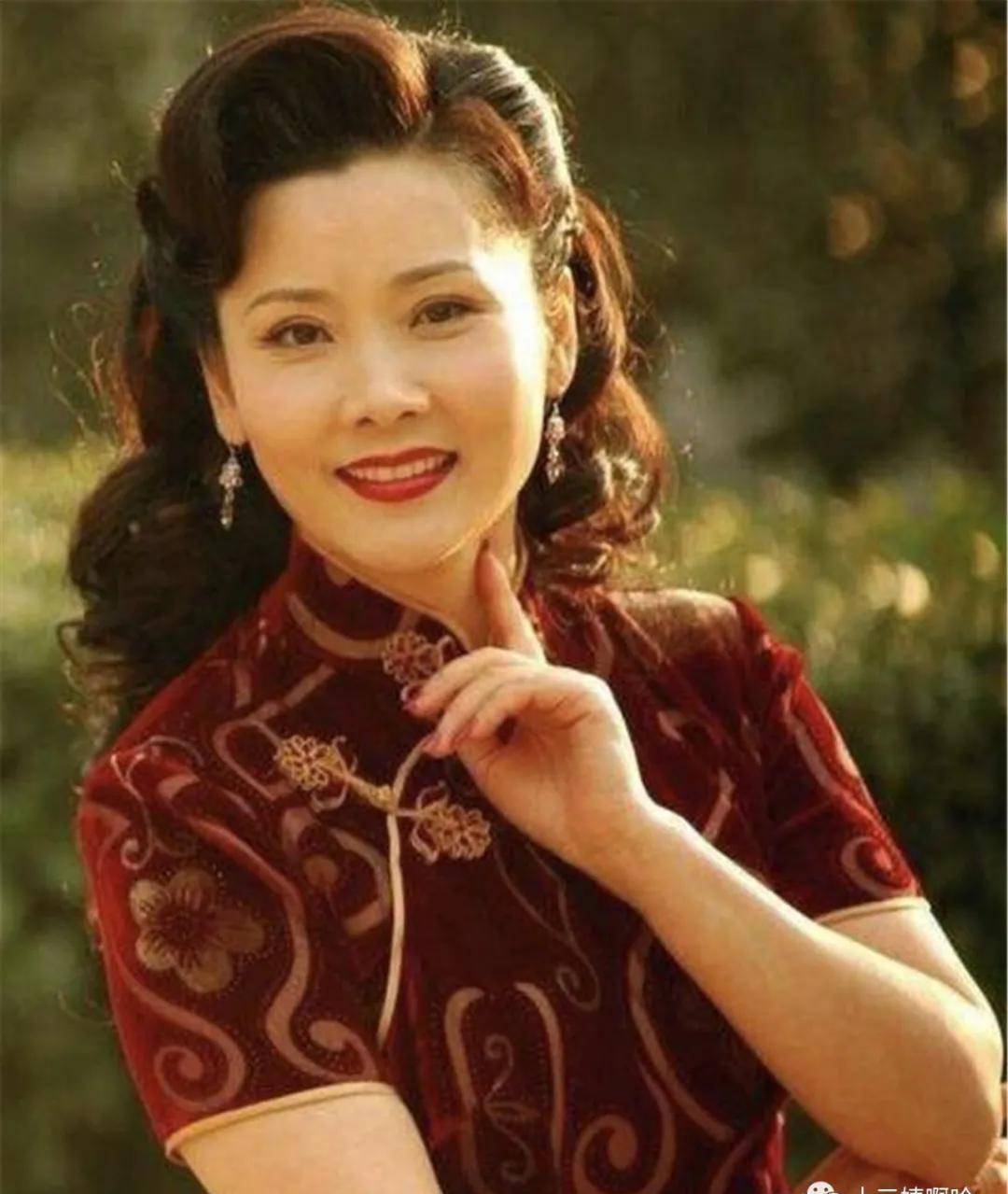 原创何赛飞亲妹妹从小父母分手失散12年姐妹相认如今富甲一方