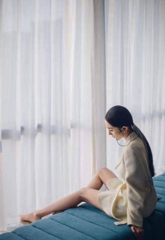 原创杨幂造型终于在线穿高开叉红裙翘腿秀性感沙漏身材超有女人味