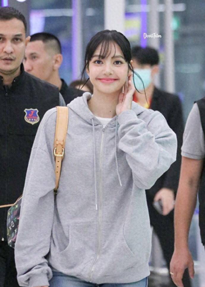 lisa现身机场大变样,失去韩流滤镜和妆造后,已经完全让人认不出_丽莎