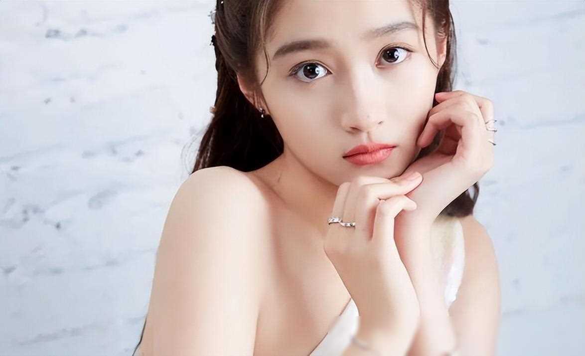 原创关晓彤晒citywalk照大长腿逆天长裤成九分腿精风采不减