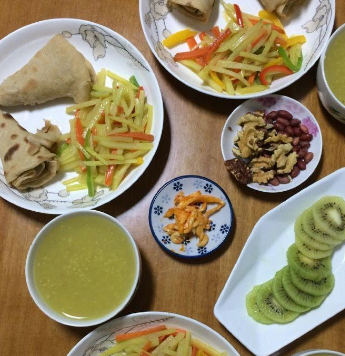 原创晒晒小十岁媳妇儿给全家做的早餐网友集体回复年轻就是好